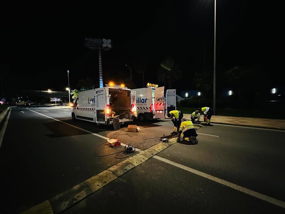 Efectivos del Ayuntamiento de El Puerto instalan badenes en uno de los accesos a la ciudad