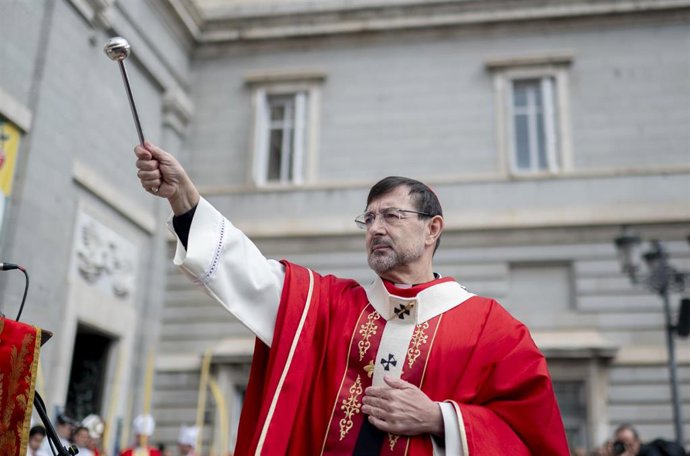 El arzobispo de Madrid, José Cobo, durante la bendición de ramos, en la Catedral de la Almudena, a 13 de abril de 2025, en Madrid (España). Imagen de archivo.