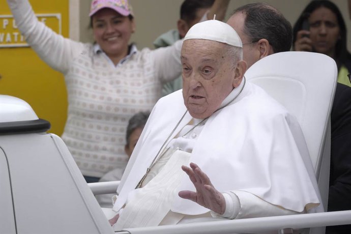 El Papa Francisco durante la impartición de la bendición 'Urbi et Orbi' y desea "buena Pascua" desde el balcón de la basílica de San Pedro, a 20 de abril de 2024, en Roma (Italia).
