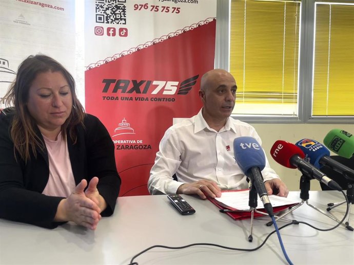 El presidente de la Cooperativa de Auto Taxi de Zaragoza, Sergio Artal, y la miembro del Consejo Rector, Silvia Murillo, en la rueda de prensa.