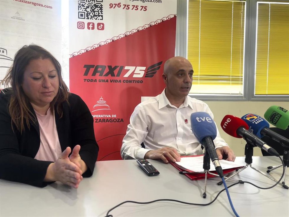 El presidente de la Cooperativa de Auto Taxi de Zaragoza, Sergio Artal, y la miembro del Consejo Rector, Silvia Murillo, en la rueda de prensa.