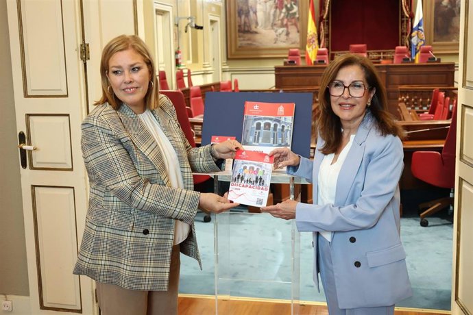 La presidenta del Parlamento de Canarias, Astrid Pérez, y la Diputada del Común, Lola Padrón, en la entrega del informe anual