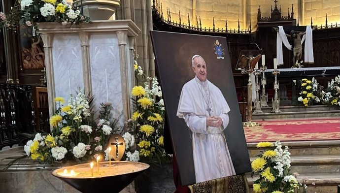 Imagen del Papa en la Catedral del Buen Pastor en San Sebastián
