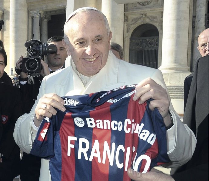 O Papa Francisco posa com uma camisa do San Lorenzo de Almagro