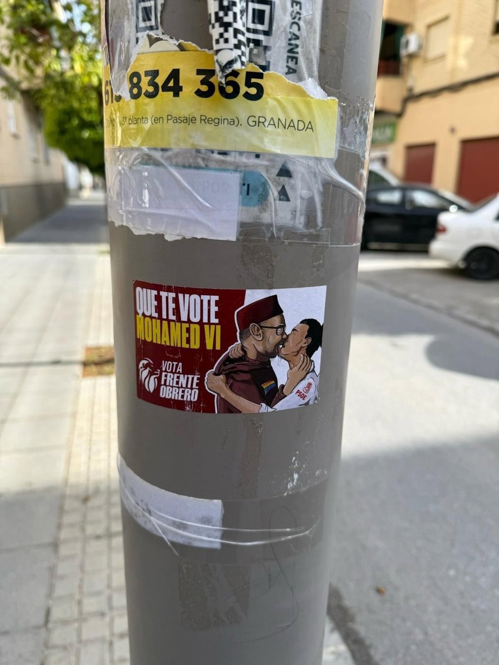 Pegatina en una farola de Santa Fe (Granada)