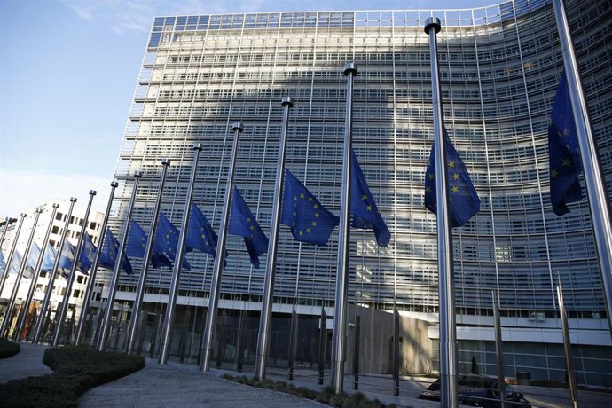 Archivo - Banderas a media asta en el exterior de la sede de la Comisión Europea en Bruselas