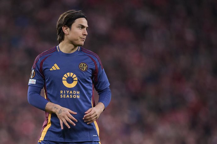 Archivo - Paulo Dybala, da AS Roma, observa durante a partida de segunda mão das oitavas de final da UEFA Europa League 2024/25 entre Athletic Club e AS Roma no San Mames, em 13 de março de 2025, em Bilbao, Espanha.