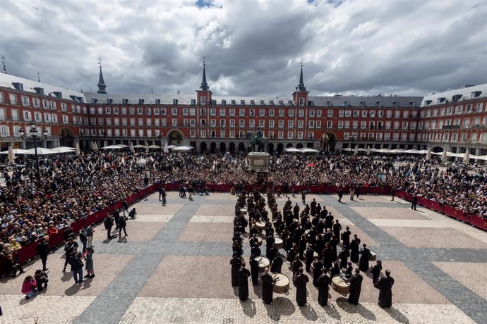 Decenas de personas participan en la Tamborrada de Resurrección, en la Plaza Mayor, a 20 de abril de 2025, en Madrid (España). La Tamborrada de Resurrección, que marca el final de la Semana Santa de Madrid, está organizada por la Cofradía de la Coronación