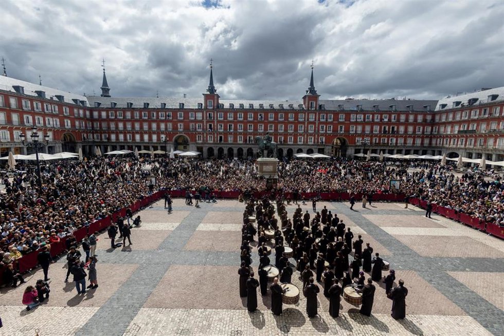 Decenas de personas participan en la Tamborrada de Resurrección, en la Plaza Mayor, a 20 de abril de 2025, en Madrid (España). La Tamborrada de Resurrección, que marca el final de la Semana Santa de Madrid, está organizada por la Cofradía de la Coronaci