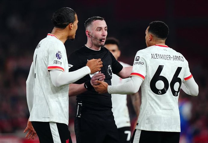 Archivo - Virgil van Dijk y Trent Alexander-Arnold durante un partido del Liverpool FC