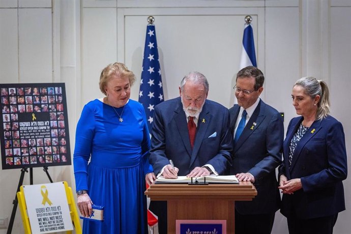 El nuevo embajador de Estados Unidos ante Israel, Mike Huckabee, junto a su mujer y el presidente israelí, Isaac Herzog