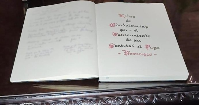Libro de condolencias por la muerte del papa Francisco en la Catedral de Málaga.