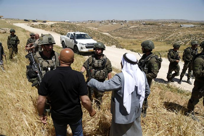 HEBRON, 18 de abril de 2025 -- Palestinos confrontam soldados israelenses durante uma manifestação contra o confisco de terras por Israel, em Adh Dhahiriya, ao sul da cidade de Hebron, na Cisjordânia, em 18 de abril de 2025.