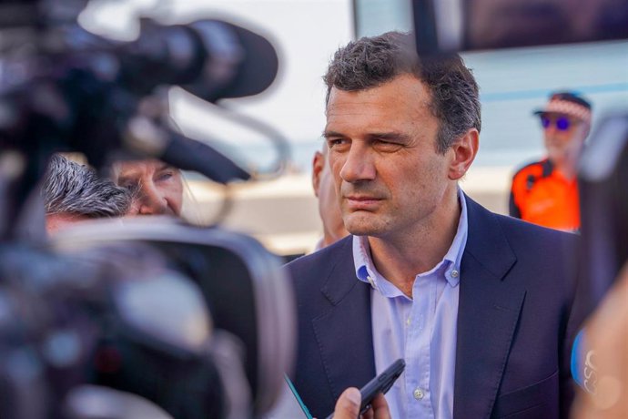 Archivo - El alcalde de Cádiz, Bruno García, atiende a los medios de comunicación en una imagen de archivo.