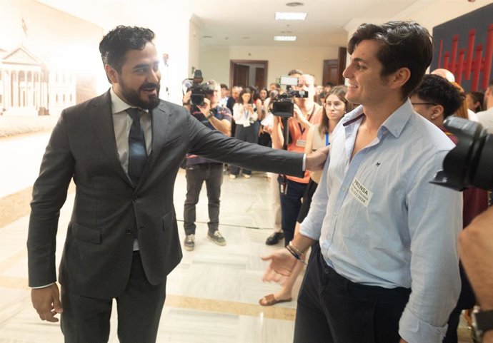 Archivo - El eurodiputado electo Luis 'Alvise' Pérez Fernández, líder de la agrupación Se Acabó la Fiesta (i), saluda a su llegada al acto de acatamiento a la Constitución de los candidatos proclamados electos tras las elecciones al Parlamento Europeo, en