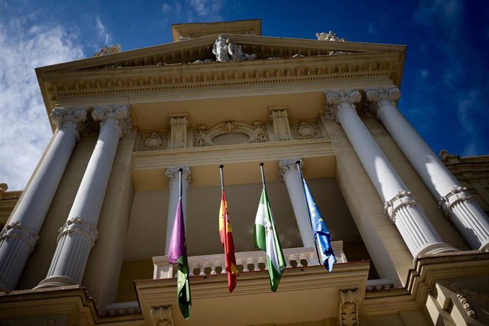 Las banderas del edificio del Ayuntamiento de Málaga ondean a media asta desde este lunes en señal de luto por el fallecimiento del papa Francisco