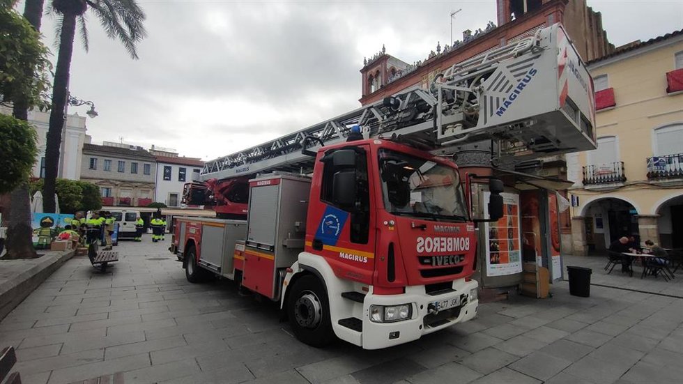Archivo - Camión del Consorcio Provincial de Bomberos de la Diputación de Badajoz, en la Plaza de España de Mérida, en una imagen de archivo.