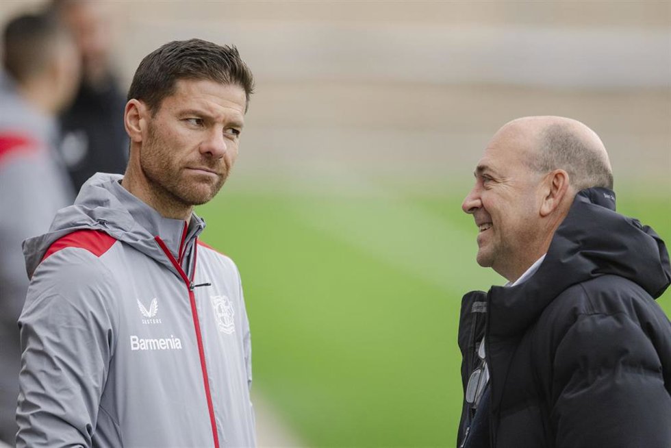 Archivo - El entrenador del Bayer Leverkusen, Xabi Alonso (izquierda), y el CEO del club, Fernando Carro, conversan durante un entrenamiento. 