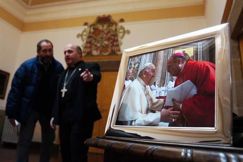El arzobispo de Santiago, con una imagen con el papa Francisco.