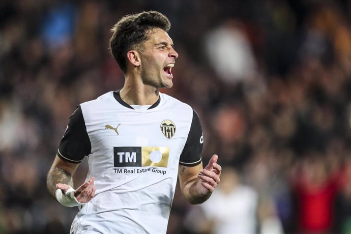 Archivo - Hugo Duro celebra un gol con el Valencia CF en LaLiga EA Sports