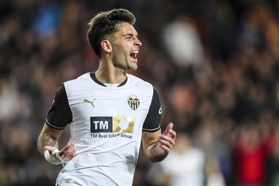 Archivo - Hugo Duro celebra un gol con el Valencia CF en LaLiga EA Sports