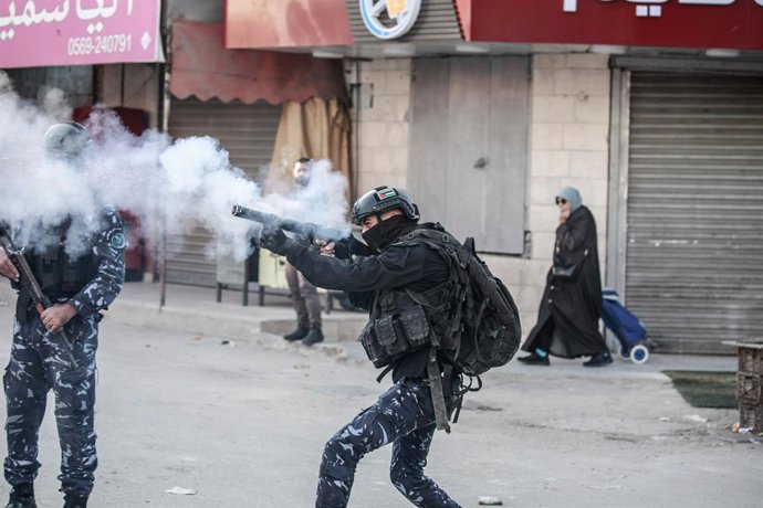 Archivo - 16 de dezembro de 2024, Jenin, Cisjordânia, Palestina: Um homem da segurança palestina dispara gás lacrimogêneo contra manifestantes no centro da cidade de Jenin, na Cisjordânia, e em seu acampamento. A cidade de Jenin, no norte da Cisjordânia, 