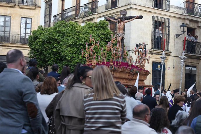 El paso de misterio de una hermandad de Jerez realiza su estación de penitencia por la carrera oficial