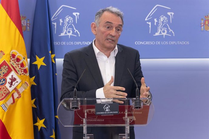 Archivo - Arquivo - O porta-voz de Sumar na Comissão de Interior do Congresso dos Deputados, Enrique Santiago, durante uma coletiva de imprensa no Congresso dos Deputados, em 30 de janeiro de 2025, em Madri (Espanha).
