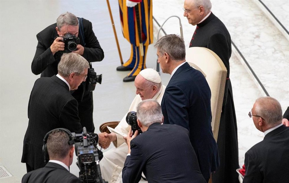 Archivo - El presidente del Comité Olímpico Internacional (COI), Thomas Bach, y el Papa Francisco ddurante una audiencia en el Vaticano en 2022