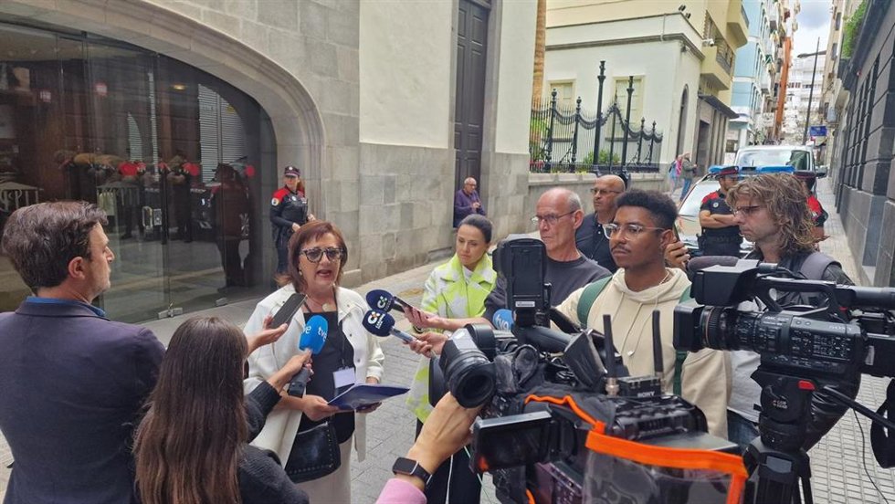 La presidenta de Ascav, Doris Borrego, atiende a los medios de comunicación tras registrar más de 6.000 firmas contra la ley de alquiler vacacional