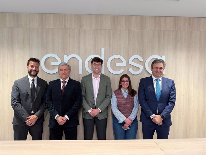 Mario Fernández, director de Proyectos Estratégicos; Antonio Gómez, director de la Cátedra por parte de la US; Manuel Rodríguez y Paula Martínez. Premiados por sus TFG y TFM, y Rafael Sánchez Durán, director territorial de Endesa.