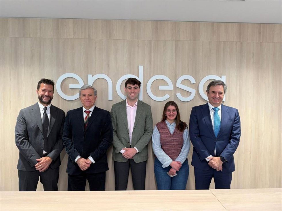 Mario Fernández, director de Proyectos Estratégicos; Antonio Gómez, director de la Cátedra por parte de la US; Manuel Rodríguez y Paula Martínez. Premiados por sus TFG y TFM, y Rafael Sánchez Durán, director territorial de Endesa.
