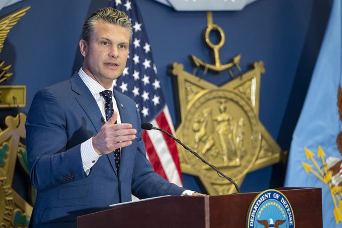 17 de abril de 2025 - Washington, Distrito de Colúmbia, EUA - O secretário de Defesa, Pete Hegseth, faz um discurso durante uma cerimônia de alistamento para o agraciado com a Medalha de Honra, o sargento Dakota Meyer, do Corpo de Fuzileiros Navais dos EU