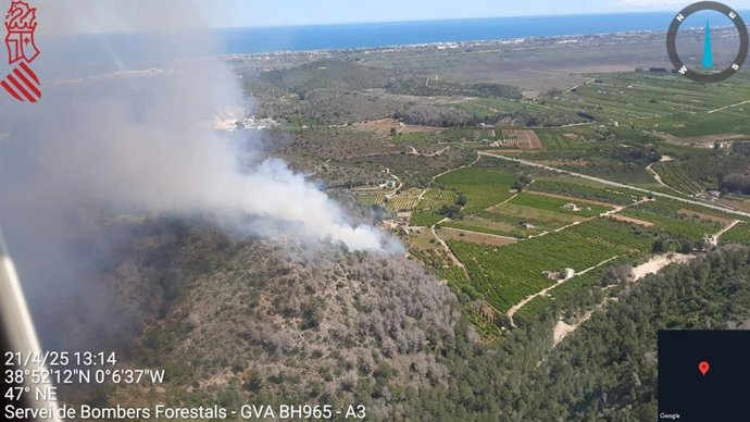 Bomberos estabilizan un incendio forestal declarado en la montaña Mostalla en Pego