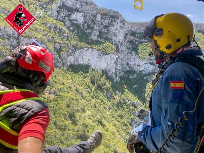 Bomberos rescatan a una senderista tras fracturarse la pierna al sufrir una caída en Dénia