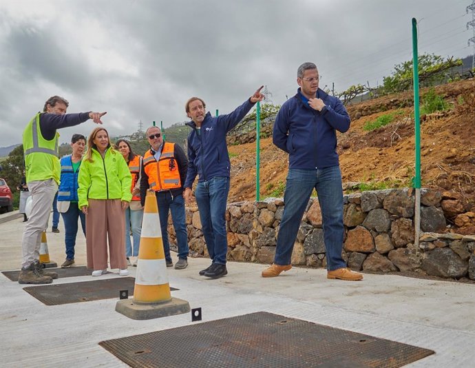 La presidenta del Cabildo de Tenerife, Rosa Dávila, en una visita a las obras de emergencia en Santa Úrsula