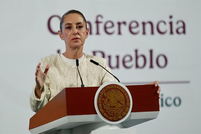 A presidente do México, Claudia Sheinbaum Pardo, falando durante uma coletiva de imprensa sobre a obtenção de um acordo sobre a questão da água na fronteira com os Estados Unidos. No Palácio Nacional, em 16 de abril de 2025, na Cidade do México, México.