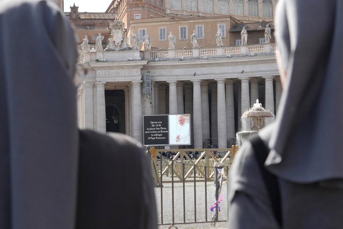 Congregación de fieles en la Plaza de San Pedro tras el anuncio de la muerte del Papa Francisco
