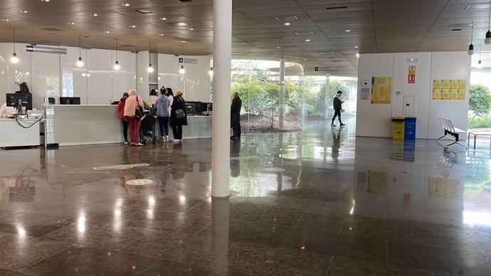 Varias personas en el hospital de alta resolución de Cazorla, donde se ha trasladado el centro de salud.