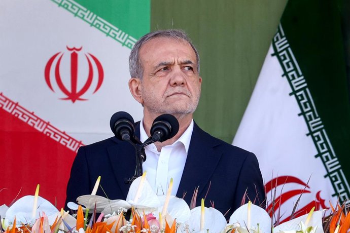 18 de abril de 2025, Teerã, Irã: O presidente iraniano MASOUD PEZESHKIAN (C) fala durante a celebração anual do Dia do Exército em frente ao santuário do falecido fundador revolucionário Ayatollah Khomeini, no sul de Teerã. Autoridades de alto escalão do 