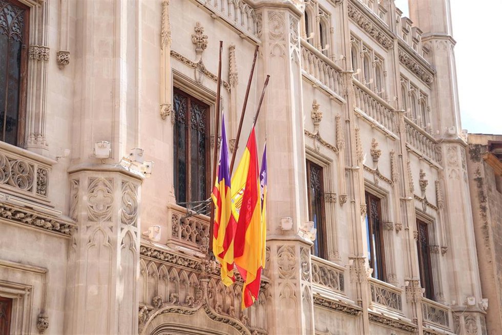 Las banderas del Palau del Consell ondean a media asta.