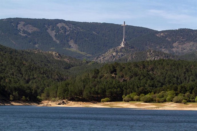 Archivo - La cruz del Valle de Cuelgamuros desde el embalse de La Jarosa,  a 21 de abril de 2023, en Guadarrama, Madrid (España).  