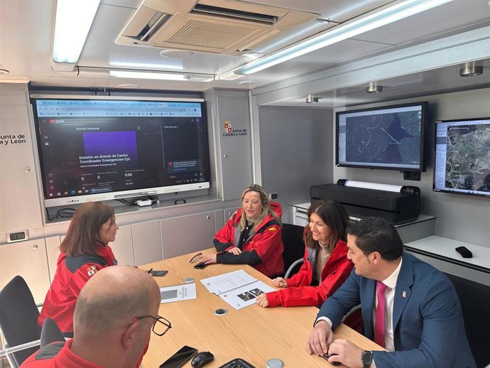 La delegada territorial, Raquel Alonso (centro), con la secretaria de la Delegación Isabel Fuente, y el alcalde del Espinar, Javier Figueredo, en el puesto de mando del Cecopi, en El Espinar.