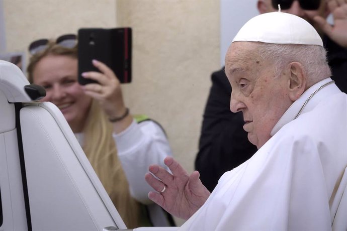 El Papa Francisco durante la impartición de la bendición 'Urbi et Orbi' y desea "buena Pascua" desde el balcón de la basílica de San Pedro, a 20 de abril de 2024, en Roma (Italia).