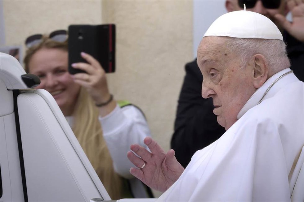 El Papa Francisco durante la impartición de la bendición 'Urbi et Orbi' y desea "buena Pascua" desde el balcón de la basílica de San Pedro, a 20 de abril de 2024, en Roma (Italia).