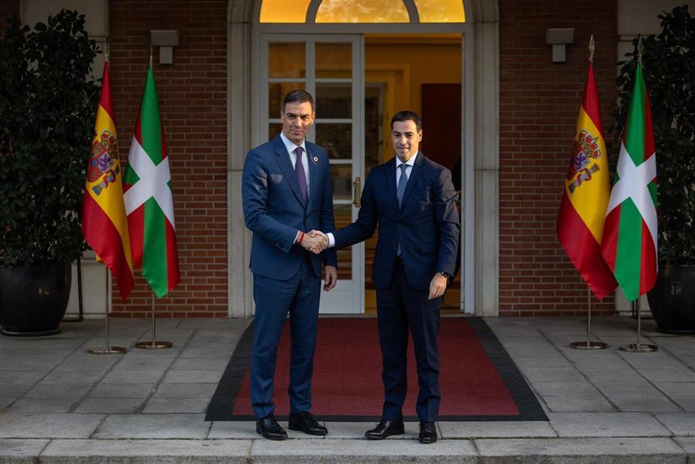 Archivo - El presidente del gobierno, Pedro Sánchez (i), y el lehendakari, Imanol Pradales (d), durante un encuentro antes de la Comisión Bilateral de Cooperación del Estado - País Vasco, a 27 de noviembre de 2024, en Madrid (España). 