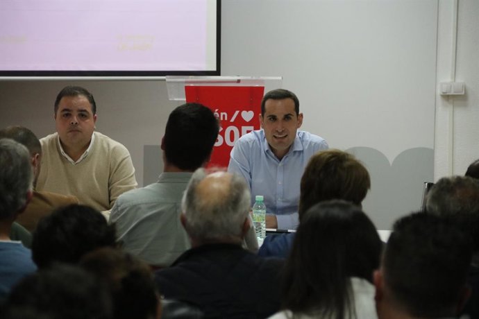 Juan Latorre (d), en la reunión con secretarios generales de las agrupaciones locales del PSOE.