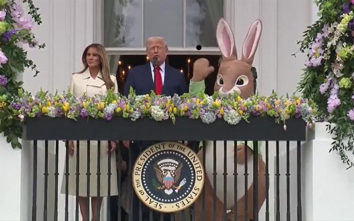 Donald Trump, Melania Trump y el Conejo de Pascua en la Casa Blanca