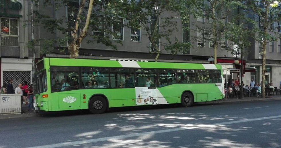 Archivo - Un autobús de Aucorsa en una parada en Ronda de los Tejares, en una imagen de archivo.