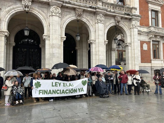 Enfermos de ELA y familiares se concentran en la Plaza Mayor de Valladolid este 21 de abril.